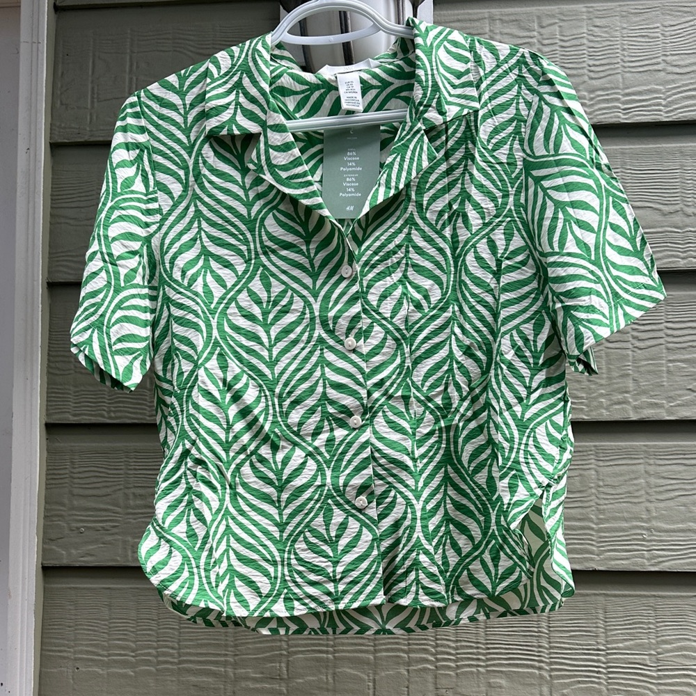 Size XS - M H&M Green Leaf Pattern Button Down Shirt